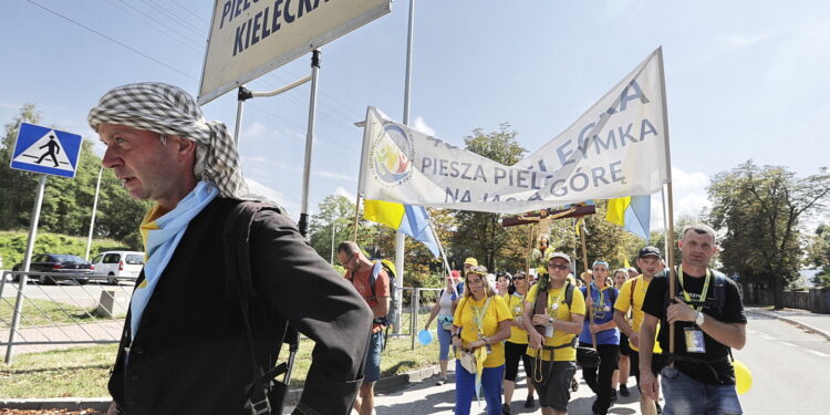 08.08.2024 Kielce. Pielgrzymka wchodzi do miasta / Fot. Jarosław Kubalski - Radio Kielce