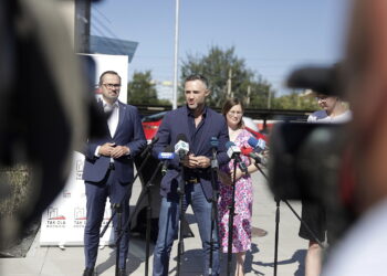 13.08.2024 Kielce. Konferencja na temat CPK. Na zdjęciu od lewej: poseł Marcin Horała, radny Maciej Burszeit i poseł Paulina Matysiak / Fot. Jarosław Kubalski - Radio Kielce