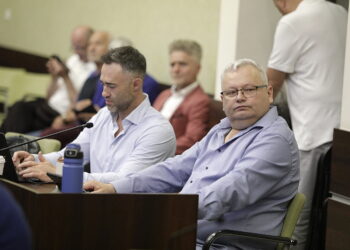 29.08.2024 Kielce. Sesja rady miasta. Maciej Bursztein i Dariusz Gacek / Fot. Jarosław Kubalski - Radio Kielce
