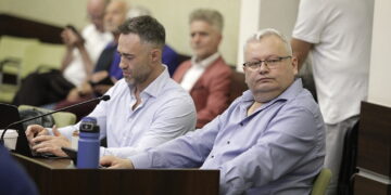 29.08.2024 Kielce. Sesja rady miasta. Maciej Bursztein i Dariusz Gacek / Fot. Jarosław Kubalski - Radio Kielce