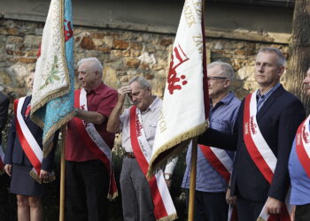 31.08.2024 Kielce. Złożenie kwiatów pod tablicą upamiętniającą powstanie NSZZ Solidarność w 44. rocznicę podpisania Porozumień Sierpniowych / Fot. Jarosław Kubalski - Radio Kielce