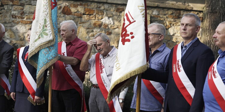 „Solidarność” świętuje 46. rocznicę Porozumień Sierpniowych - Radio Kielce 31.08.2024 Kielce. Złożenie kwiatów pod tablicą upamiętniającą powstanie NSZZ Solidarność w 44. rocznicę podpisania Porozumień Sierpniowych / Fot. Jarosław Kubalski - Radio Kielce
