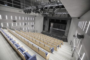 Ostatnie prace przed otwarciem nowej siedziby teatru „Kubuś" w Kielcach - Radio Kielce