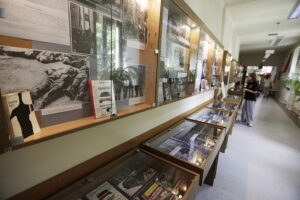 01.08.2024. Kielce. Pedagogiczna Biblioteka Wojewódzka. Otwarcie wystawy „Za każdy kamień Twój, Stolico, damy krew” / Fot. Jarosław Kubalski - Radio Kielce