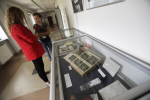 01.08.2024. Kielce. Wojewódzka Biblioteka Publiczna im. Witolda Gombrowicza w Kielcach. Wystawa „Dziś idę walczyć – mamo” / Fot. Jarosław Kubalski - Radio Kielce