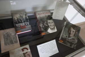 01.08.2024. Kielce. Wojewódzka Biblioteka Publiczna im. Witolda Gombrowicza w Kielcach. Wystawa „Dziś idę walczyć – mamo” / Fot. Jarosław Kubalski - Radio Kielce