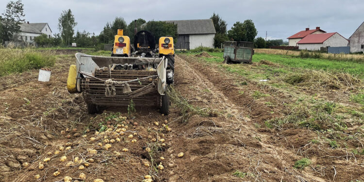 Strażacy apelują o rozwagę podczas jesiennych zbiorów i prac polowych