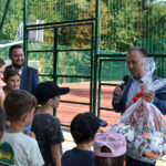 28.08.2024. Czerwona Góra. Otwarcie boiska wielofunkcyjnego / źródło: Urząd Gminy i Miasta Chęciny