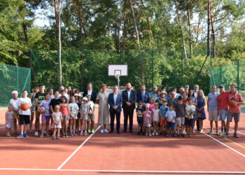 28.08.2024. Czerwona Góra. Otwarcie boiska wielofunkcyjnego / źródło: Urząd Gminy i Miasta Chęciny