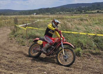 Piekszów. Mistrzostwa Europy Enduro Vintage w motocyklowych rajdach enduro oraz Międzynarodowy Rajd Popularny Vintage / Fot. Maciej Makuła - Radio Kielce