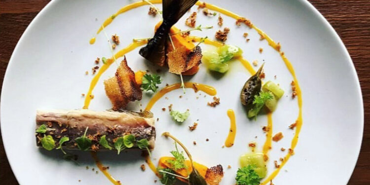 Smażona makrela na klarowanym maśle, podana z sosem mango, podana z chipsami chlebowymi i tartą dynią / Fot: Magdalena Sitek - Radio Kielce