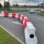 Nowe bariery na feralnym skrzyżowaniu mają zwiększyć bezpieczeństwo