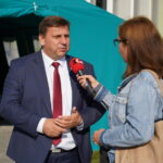 17.09.2024. Kielce. Świętokrzyski Urząd Wojewódzki w Kielcach. Zbiórka darów na rzecz powodzian. Na zdjęciu (od lewej): Michał Skotnicki, wicewojewoda świętokrzyski, Iwona Murawska-Bujnowicz - Radio Kielce / Fot. Świętokrzyski Urząd Wojewódzki w Kielcach