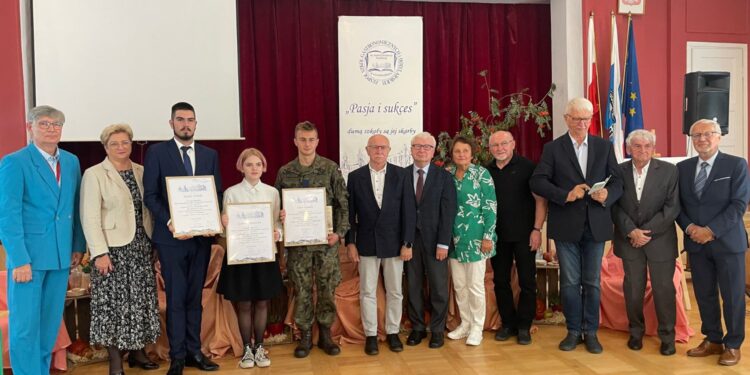 27.09.2024. Sandomierz. Zespół Szkół Gastronomicznych i Hotelarskich. Wręczenie stypendiów dla najlepszych uczniów / Fot. Grażyna Szlęzak - Radio Kielce