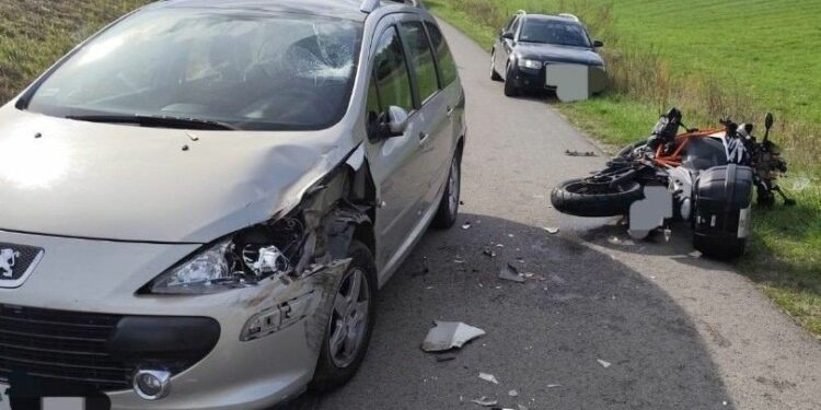 Motocyklista trafił do szpitala po zderzeniu z samochodem osobowym