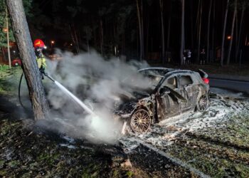 Pożar samochodu w Sielpi. Porsche doszczętnie spłonęło