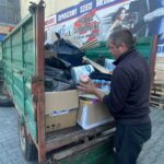 20.09.2024. Sandomierzanie przygotowują transport z darami dla powodzian z południowo-zachodniej Polski / Fot. Grażyna Szlęzak - Radio Kielce