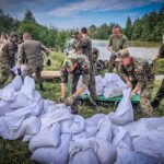 Świętokrzyscy żołnierze pomagają nad Odrą - Radio Kielce Świętokrzyscy żołnierze pomagają nad Odrą
