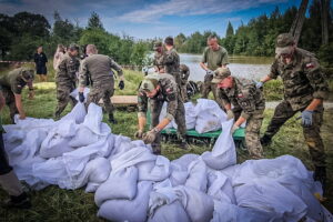 Świętokrzyscy żołnierze pomagają nad Odrą