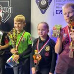 Na zdjęciu: Szymon Turkowski (pierwszy z prawej), zdobywa brązowy medal bilardowych mistrzostw Polski w kategorii młodzików / Fot. Rafał Szymczyk – Radio Kielce