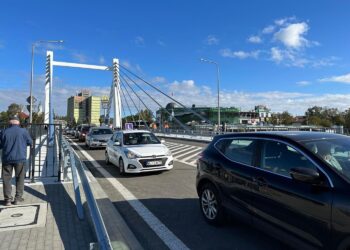 Przebudowa mostu w Kunowie: ruch pieszy pozostaje zapewniony