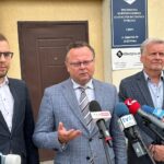 09.09.2024. Kielce. Konferencja przed siedzibą Świętokrzyskiej Wojewódzkiej Komendy OHP w Kielcach/ Fot. Marcin Marszałek - Radio Kielce