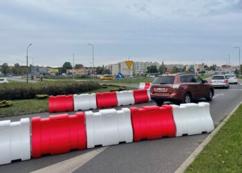 26.09.2024. Końskie. Bariery liniowe na skrzyżowaniu ulic: Lipowej, Armii Krajowej, Wojska Polskiego i Mostowej / Fot. Magdalena Galas-Klusek - Radio Kielce