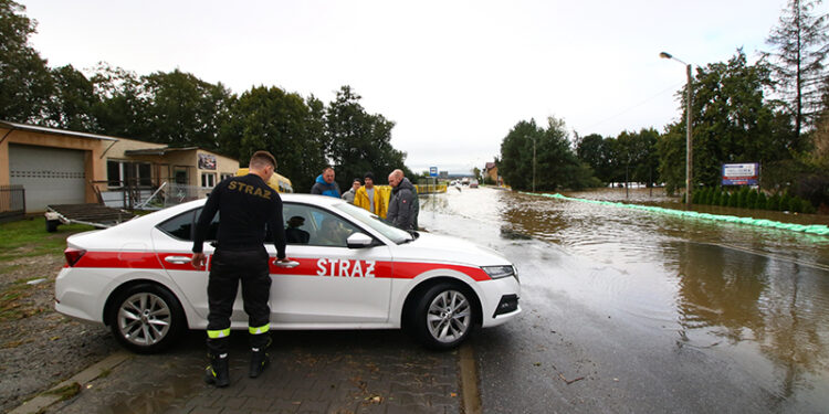 15.09.2024. Lubrza (woj. opolskie). Zalane ulice we wsi Lubrza / Fot. PAP - Krzysztof Świderski