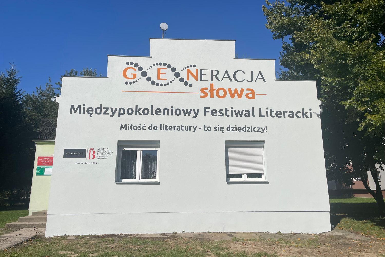 20.09.2024. Sandomierz. Mural na filii nr 1 Miejskiej Biblioteki Publicznej w Sandomierzu / Fot. Grażyna Szlęzak - Radio Kielce