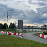 Były wypadki, więc zlikwidowali jeden pas ruchu. Teraz kierowcy nie wiedzą jak jeździć