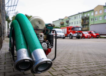 Świętokrzyscy strażacy pomagają w walce z powodzią w województwie opolskim