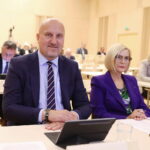 23.09.2024. Kielce. Sesja Sejmiku Województwa Świętokrzyskiego. Na zdjęciu (od lewej): Grzegorz Socha - wicemarszałek województwa świętokrzyskie i Renata Janik - marszałek województwa świętokrzyskiego / Fot. Wiktor Taszłow - Radio Kielce