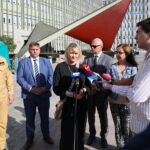 24.09.2024. Kielce. Świętokrzyski Urząd Wojewódzki w Kielcach. Konferencja prasowa dotycząca pomocy dla powodzian. Na zdjęciu (przemawia): Joanna Gergont - redaktor naczelna Radia Kielce / Fot. Wiktor Taszłow - Radio Kielce