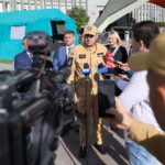 24.09.2024. Kielce. Świętokrzyski Urząd Wojewódzki w Kielcach. Konferencja prasowa dotycząca pomocy dla powodzian. Na zdjęciu (przemawia): Nadbrygadier Krzysztof Ciosek, świętokrzyski komendant wojewódzki Państwowej Straży Pożarnej / Fot. Wiktor Taszłow - Radio Kielce