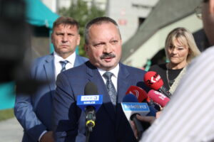 24.09.2024. Kielce. Świętokrzyski Urząd Wojewódzki w Kielcach. Konferencja prasowa dotycząca pomocy dla powodzian. Na zdjęciu: Robert Sabat - dyrektor Wydziału Bezpieczeństwa i Zarządzania Kryzysowego w urzędzie wojewódzkim w Kielcach / Fot. Wiktor Taszłow - Radio Kielce