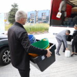 26.09.2024. Kielce. Czwarty transport darów zebranych przed Świętokrzyskim Urzędem Wojewódzkim w Kielcach / Fot. Wiktor Taszłow - Radio Kielce