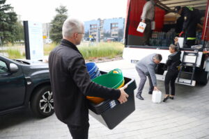 26.09.2024. Kielce. Czwarty transport darów zebranych przed Świętokrzyskim Urzędem Wojewódzkim w Kielcach / Fot. Wiktor Taszłow - Radio Kielce