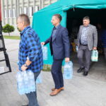 26.09.2024. Kielce. Czwarty transport darów zebranych przed Świętokrzyskim Urzędem Wojewódzkim w Kielcach / Fot. Wiktor Taszłow - Radio Kielce