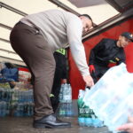 26.09.2024. Kielce. Czwarty transport darów zebranych przed Świętokrzyskim Urzędem Wojewódzkim w Kielcach / Fot. Wiktor Taszłow - Radio Kielce