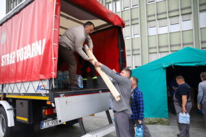 26.09.2024. Kielce. Czwarty transport darów zebranych przed Świętokrzyskim Urzędem Wojewódzkim w Kielcach / Fot. Wiktor Taszłow - Radio Kielce