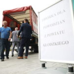 26.09.2024. Kielce. Czwarty transport darów zebranych przed Świętokrzyskim Urzędem Wojewódzkim w Kielcach / Fot. Wiktor Taszłow - Radio Kielce