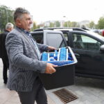 26.09.2024. Kielce. Czwarty transport darów zebranych przed Świętokrzyskim Urzędem Wojewódzkim w Kielcach / Fot. Wiktor Taszłow - Radio Kielce