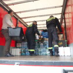 26.09.2024. Kielce. Czwarty transport darów zebranych przed Świętokrzyskim Urzędem Wojewódzkim w Kielcach / Fot. Wiktor Taszłow - Radio Kielce