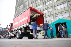 26.09.2024. Kielce. Czwarty transport darów zebranych przed Świętokrzyskim Urzędem Wojewódzkim w Kielcach / Fot. Wiktor Taszłow - Radio Kielce