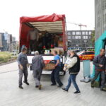 26.09.2024. Kielce. Czwarty transport darów zebranych przed Świętokrzyskim Urzędem Wojewódzkim w Kielcach / Fot. Wiktor Taszłow - Radio Kielce