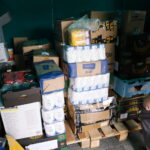 26.09.2024. Kielce. Czwarty transport darów zebranych przed Świętokrzyskim Urzędem Wojewódzkim w Kielcach / Fot. Wiktor Taszłow - Radio Kielce