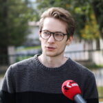 26.09.2024. Masłów. Uczniowie pod okiem artysty Mikołaja Korusa malują mural przedstawiający poetę Jana Kochanowskiego na budynku Szkoły Podstawowej w Brzezinkach / Fot. Wiktor Taszłow - Radio Kielce