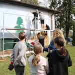26.09.2024. Masłów. Uczniowie pod okiem artysty Mikołaja Korusa malują mural przedstawiający poetę Jana Kochanowskiego na budynku Szkoły Podstawowej w Brzezinkach / Fot. Wiktor Taszłow - Radio Kielce