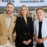 27.09.2024. Kielce. Oficjalna prezentacja nowego zastępcy prezydenta Kielc. Na zdjęciu (od lewej): Maciej Bursztein - szef klubu radnych Perspektywy, Ewelina Jastrzębska - nowy zastępca prezydenta Kielc i Agata Wojda - prezydent Kielc / Fot. Wiktor Taszłow - Radio Kielce