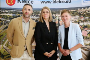 27.09.2024. Kielce. Oficjalna prezentacja nowego zastępcy prezydenta Kielc. Na zdjęciu (od lewej): Maciej Bursztein - szef klubu radnych Perspektywy, Ewelina Jastrzębska - nowy zastępca prezydenta Kielc i Agata Wojda - prezydent Kielc / Fot. Wiktor Taszłow - Radio Kielce